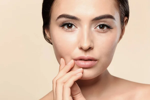 Bella giovane donna con estensioni ciglia su sfondo di colore — Foto Stock