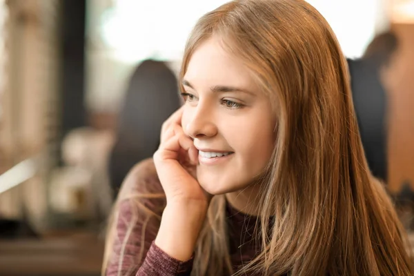 Retrato de una hermosa joven sonriente en la cafetería —  Fotos de Stock