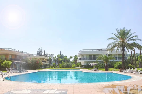 Modern tesisi ile Yüzme Havuzu, açık havada bakış