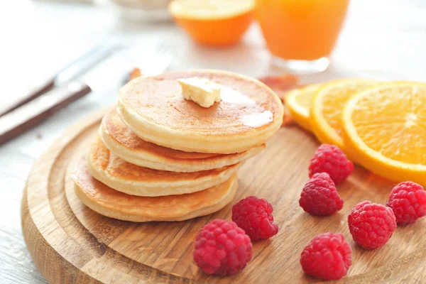 Colazione gustosa con frittelle — Foto Stock