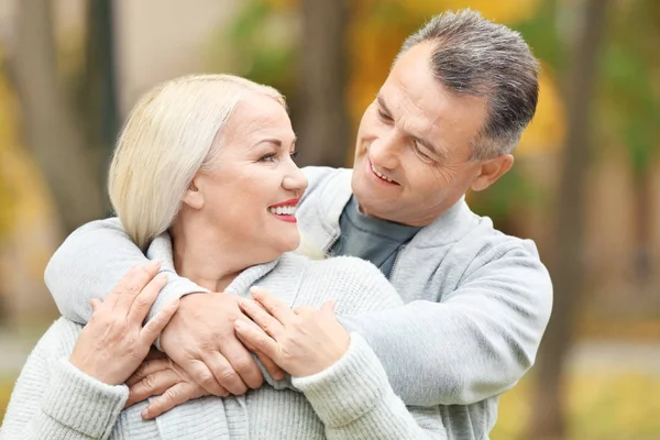 Glücklich reif pärchen umarmen draußen — Stockfoto