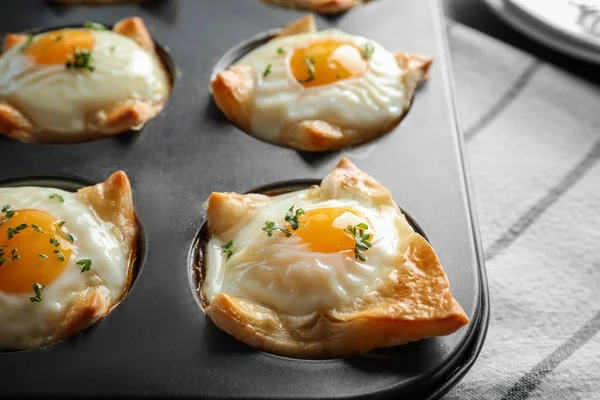 Stampo da forno con gustose uova in pasta, primo piano — Foto Stock