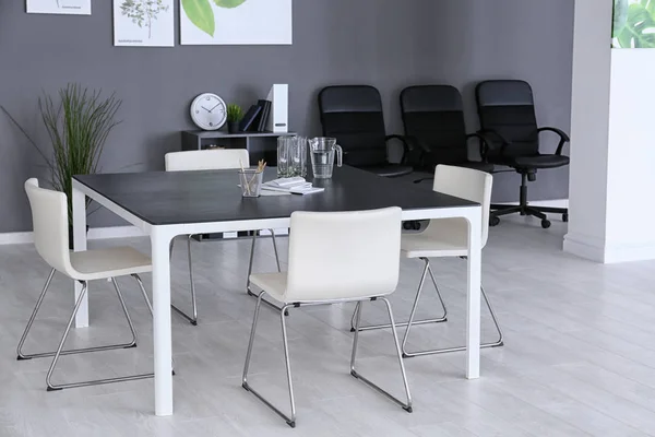 Interior de escritório moderno com mesa e cadeiras brancas — Fotografia de Stock
