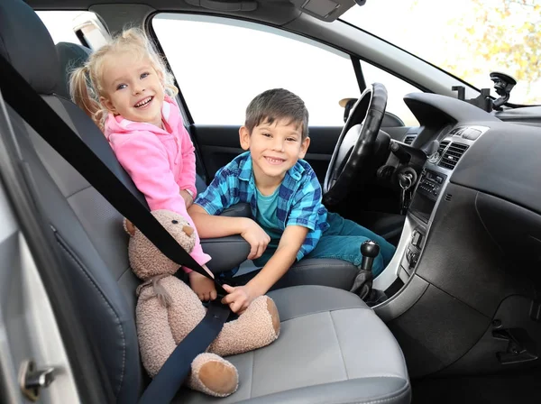 Adorable petit garçon et fille en voiture — Photo