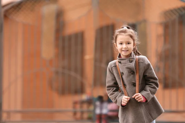 귀여운 소녀에서 착실히 야외 산책 — 스톡 사진