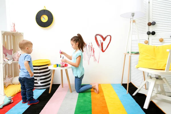 Niños pintando en la pared en casa — Foto de Stock