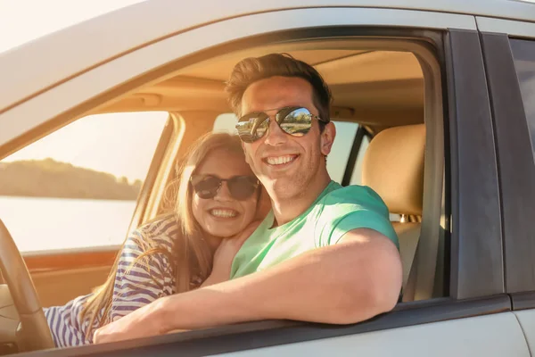 Young couple in car — Stock Photo, Image