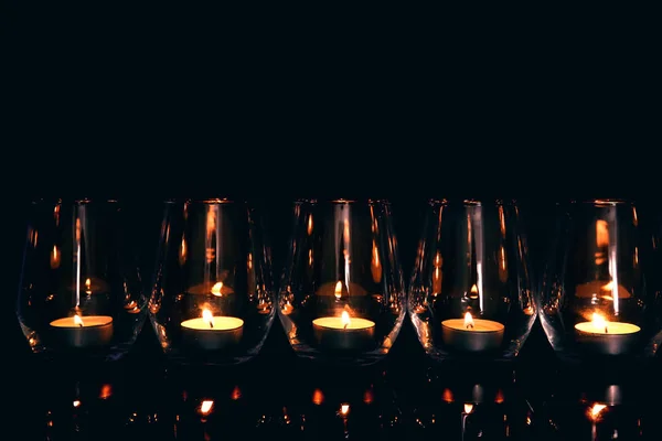 Gläser mit brennenden Kerzen — Stockfoto