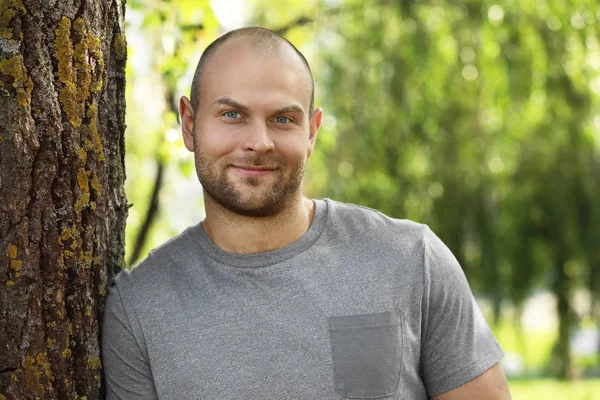 Handsome young man, outdoors — Stock Photo, Image