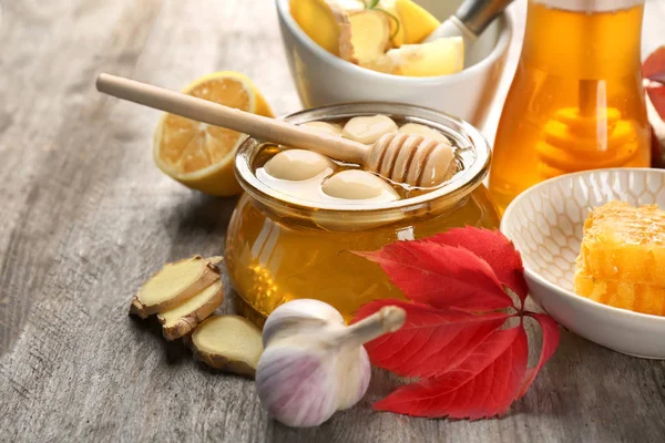 Composition with honey and garlic — Stock Photo, Image