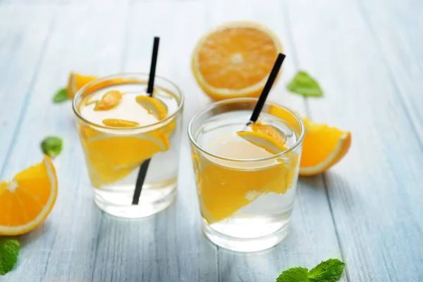 Gläser mit leckeren Cocktails — Stockfoto