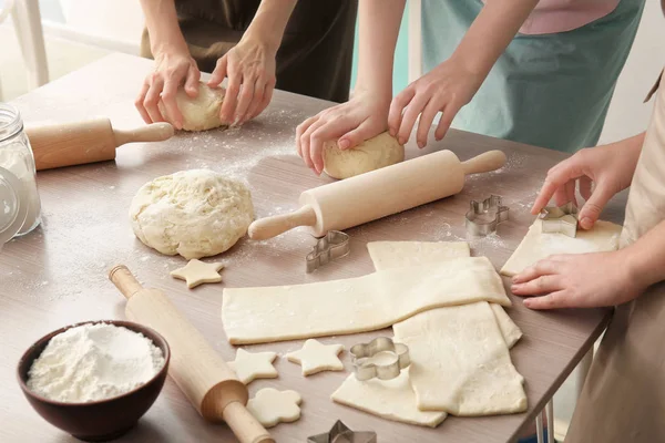 Женщины готовят слоеное тесто — стоковое фото