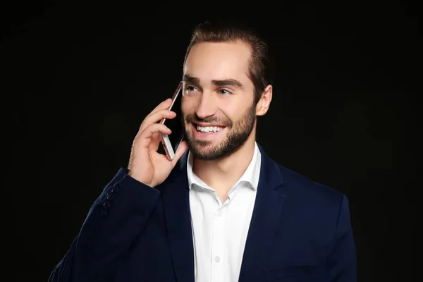 Молодой человек разговаривает по телефону — стоковое фото