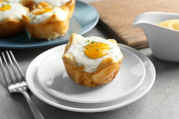 Uovo al forno saporito in pasta su piatto — Foto Stock