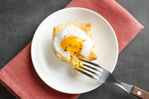 Sabroso huevo al horno en masa con tenedor en el plato — Foto de Stock