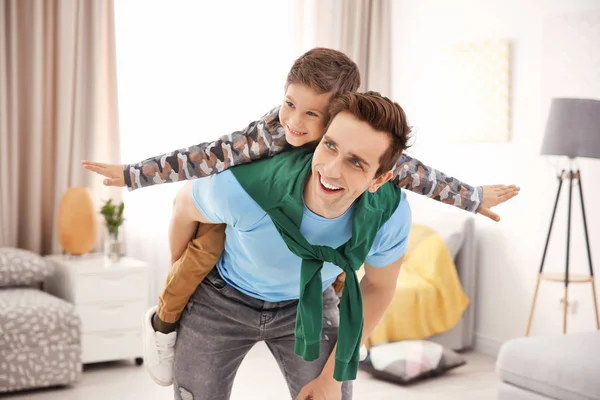 Ojciec i syn dobrze się bawią w domu — Zdjęcie stockowe
