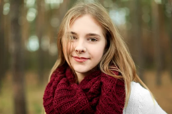 Portret van prachtige lachende jonge vrouw buitenshuis — Stockfoto