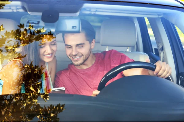Gyönyörű fiatal pár-a mozgatható telefon-ban autót — Stock Fotó