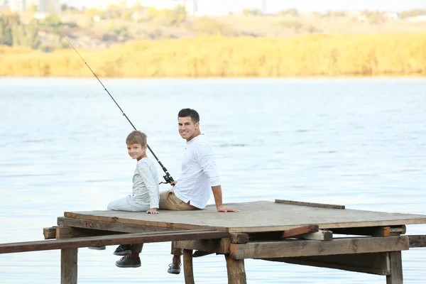 父と息子の川の桟橋からの釣り — ストック写真