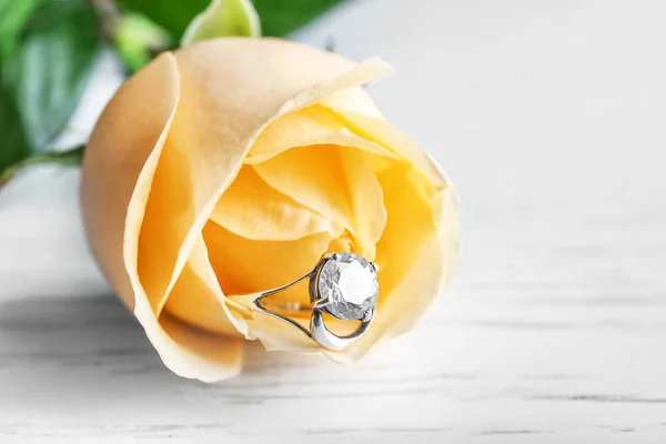 Rosa con anillo de compromiso hermoso, primer plano — Foto de Stock