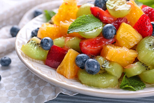 Тарелка с вкусным фруктовым салатом, крупным планом
