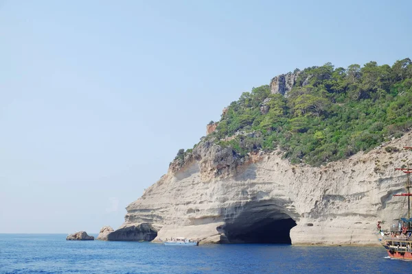 Güzel bir büyük uçurum ile mavi deniz manzarası — Stok fotoğraf