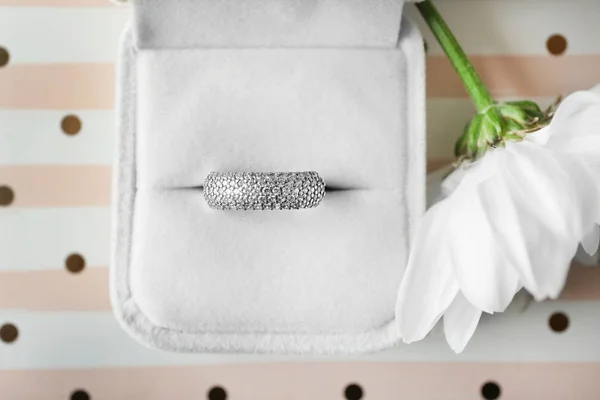 Pudełko z luksusowych pierścionek zaręczynowy na tabela, widok z góry — Zdjęcie stockowe