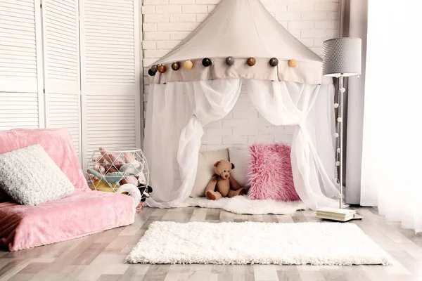 Интерьер детской комнаты с мягким пушистым ковром — стоковое фото