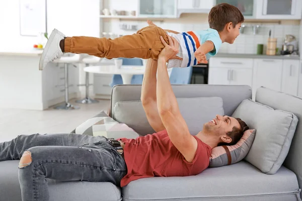 Ojciec i syn dobrze się bawią w domu — Zdjęcie stockowe
