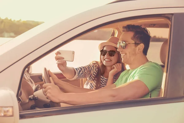 Casal tomando selfie no carro — Fotografia de Stock