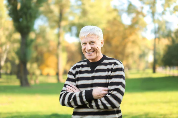 Стильный зрелый мужчина в осеннем парке — стоковое фото
