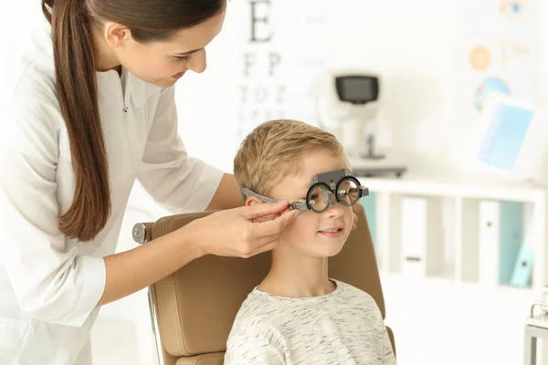 Офтальмолог вивчає зір маленької дитини в клініці — стокове фото