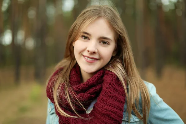 Portret pięknej uśmiechający się młoda kobieta na zewnątrz — Zdjęcie stockowe