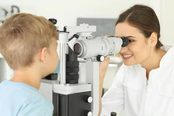 Lindo niño en el consultorio del oftalmólogo — Foto de Stock