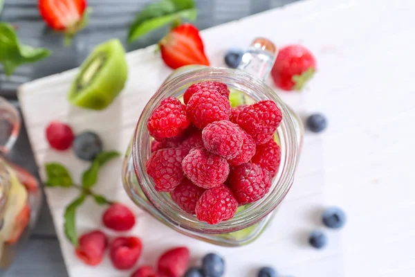 Mason jar s ovocem na stole — Stock fotografie