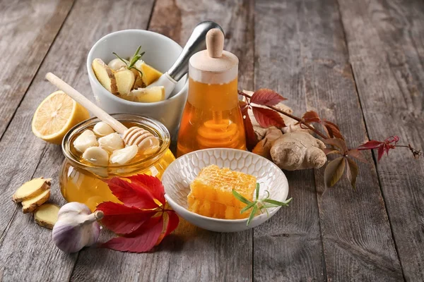 Composizione con miele e aglio — Foto Stock