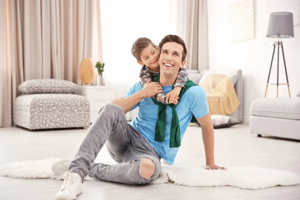 Lycklig far och son hemma — Stockfoto
