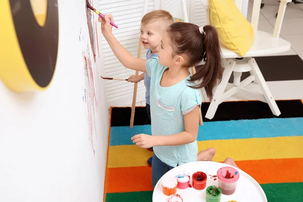 Niños pintando en la pared en casa — Foto de Stock