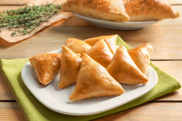 Lahodné pečené samosas — Stock fotografie