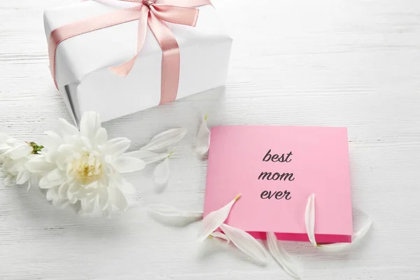 Presentförpackning och kort med text bästa mamma någonsin för mors dag på bord — Stockfoto