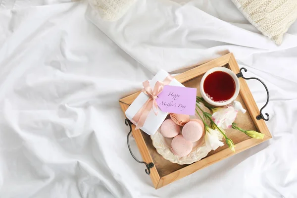 Bandeja de madera con desayuno y regalo para el día de la madre servido en la cama —  Fotos de Stock