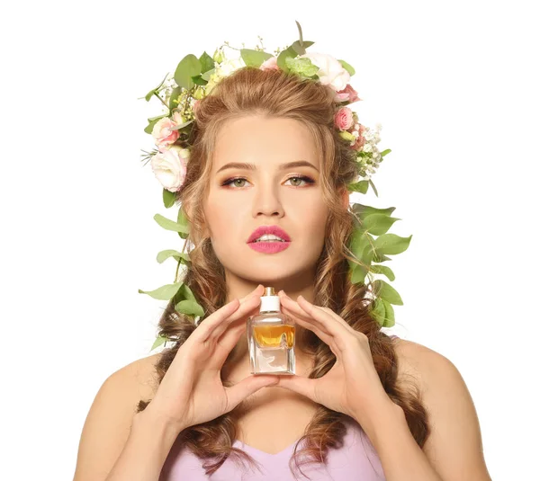 Junge Frau mit einer Flasche Parfüm — Stockfoto