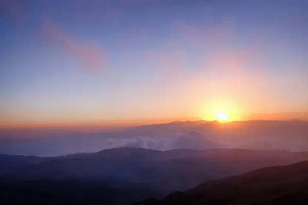 Hermoso amanecer sobre la cresta de montaña —  Fotos de Stock