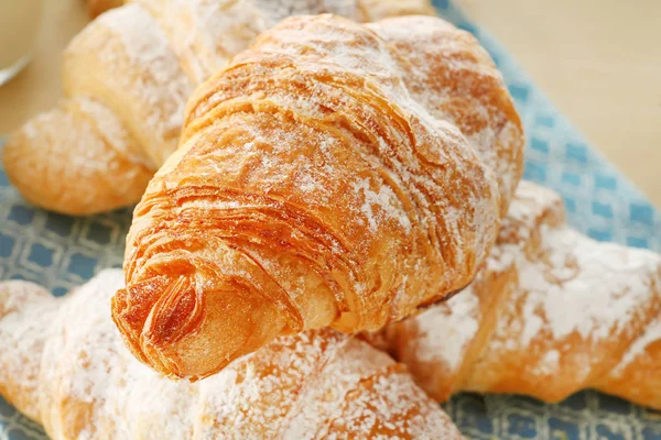 Ízletes croissant-tábla — Stock Fotó