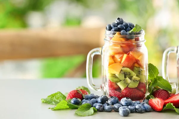 Jar met fruit en bessen — Stockfoto