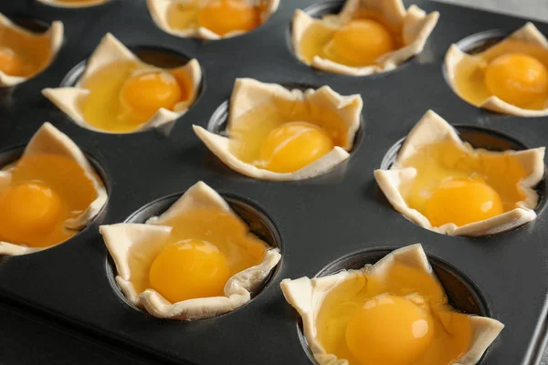 Baking mold with raw eggs in dough, closeup — Stock Photo, Image