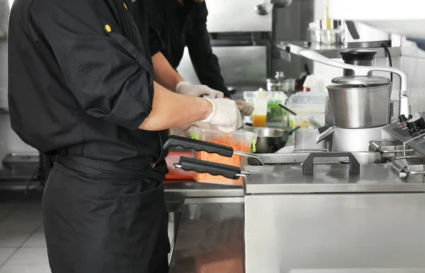 Cuoco di sesso maschile cucina in cucina ristorante — Foto Stock