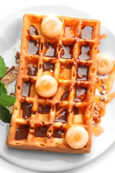 Waffle gostoso com doces de caramelo — Fotografia de Stock