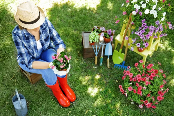 Mulher cuidando de plantas no quintal — Fotografia de Stock