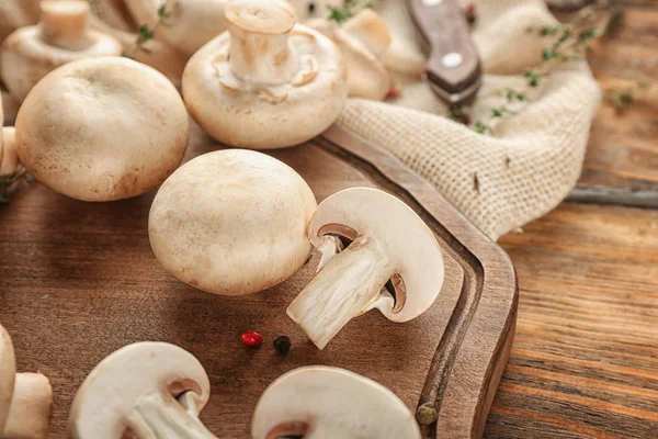 木板上的新鲜香菇蘑菇 — 图库照片